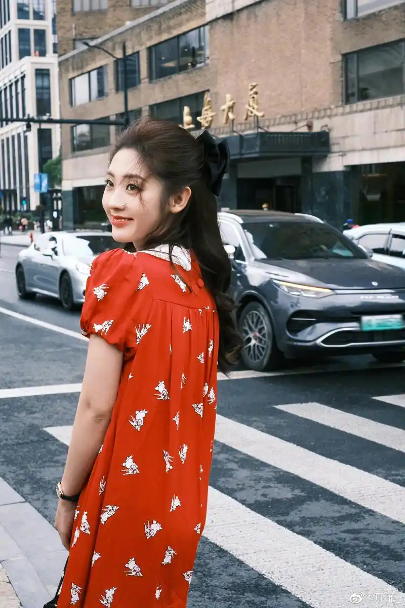 邢菲红色泡泡裙甜美可爱