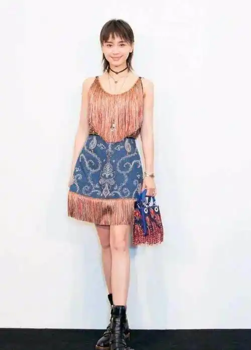 王子文的体重只有40公斤,可以说是非常苗条了,所以身高1