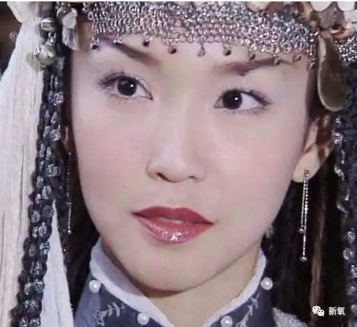 经典美人行列的关之琳也曾扮演过任盈盈,虽然当时有点被惊艳的林青霞