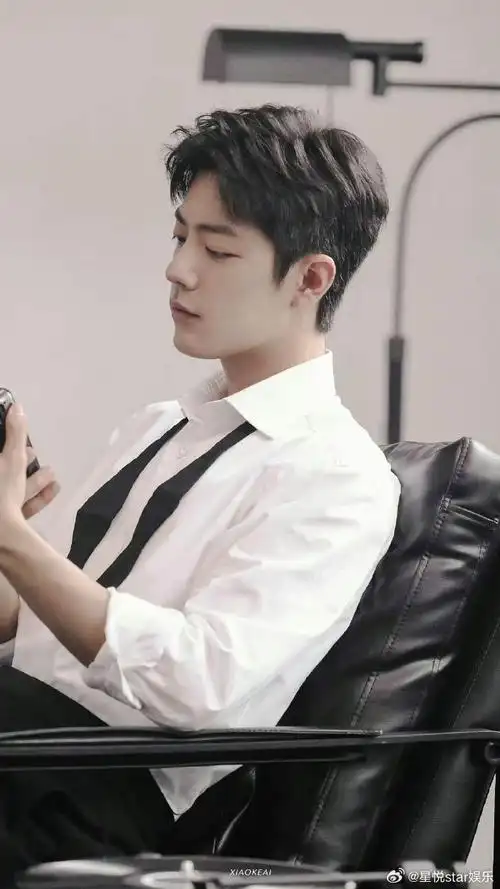 肖战白衬衫适配度简直是满分 一个眼神都会入迷