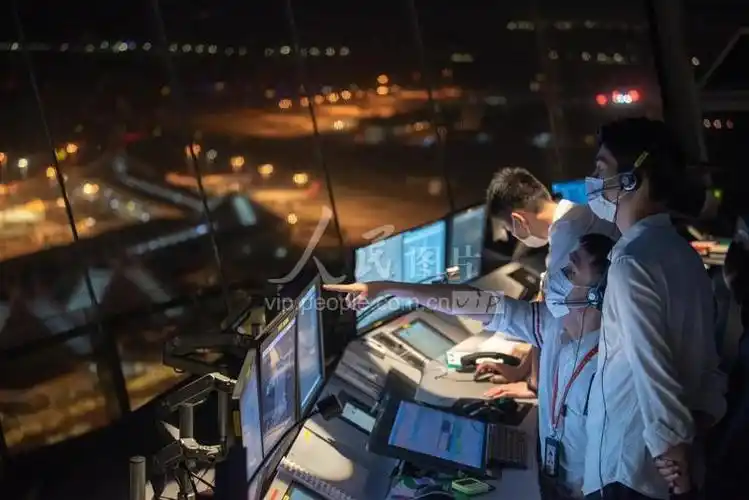 海口:塔台空中交通管制员护航"天路"