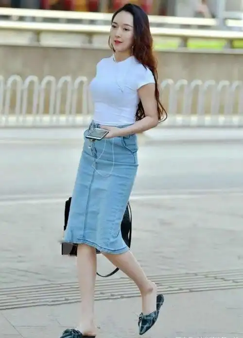夏季为何穿牛仔裤?牛仔裙舒适又修身,在年轻女孩中间很吃香!