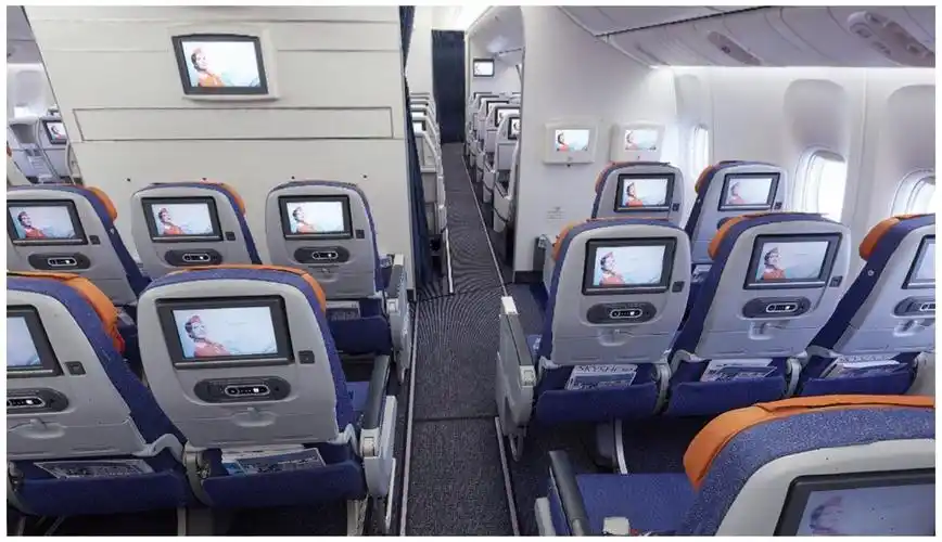 俄航的777 经济舱第一排为什么是2个位置?