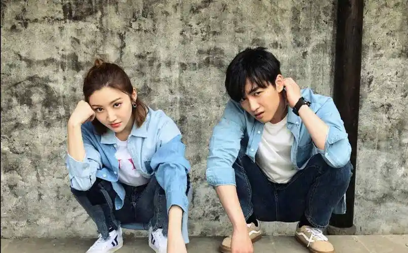 32岁景甜与33岁陈晓罕见同框年仅差1岁穿牛仔情侣装cp感十足