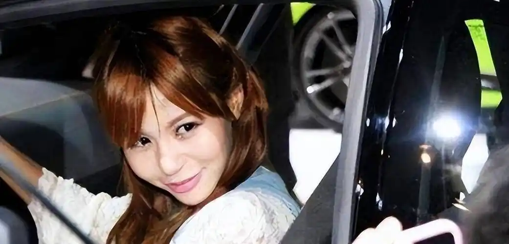 原创原创13前宁坐宝马哭不坐自行车笑的女孩马诺如今怎么样了