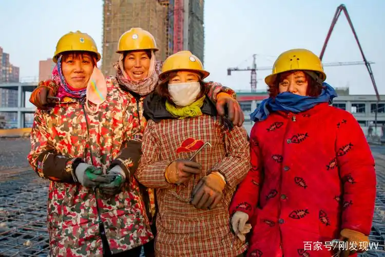 一群夫妻双双打工的农民工大年三十才放假,俩人一月能挣一万多块