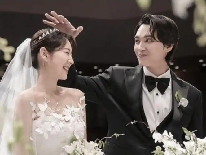 朴信惠深夜分享高清婚纱照,被崔泰俊宠溺摸头,笑容甜美幸福洋溢_婚礼_