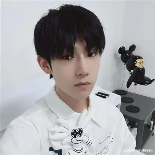 《青你3》选手杜天宇被曝是皇族,成人礼排场大,长相酷似王源