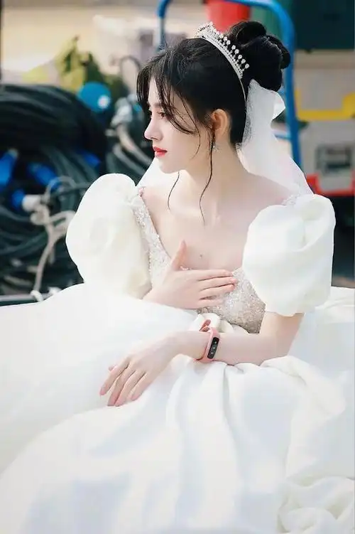 鞠婧祎穿婚纱简直太美了,温雅高贵,最美新娘