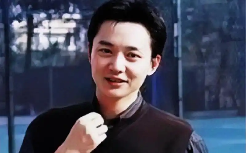 明眸皓齿叔圈美男,刘奕君但是是年轻版