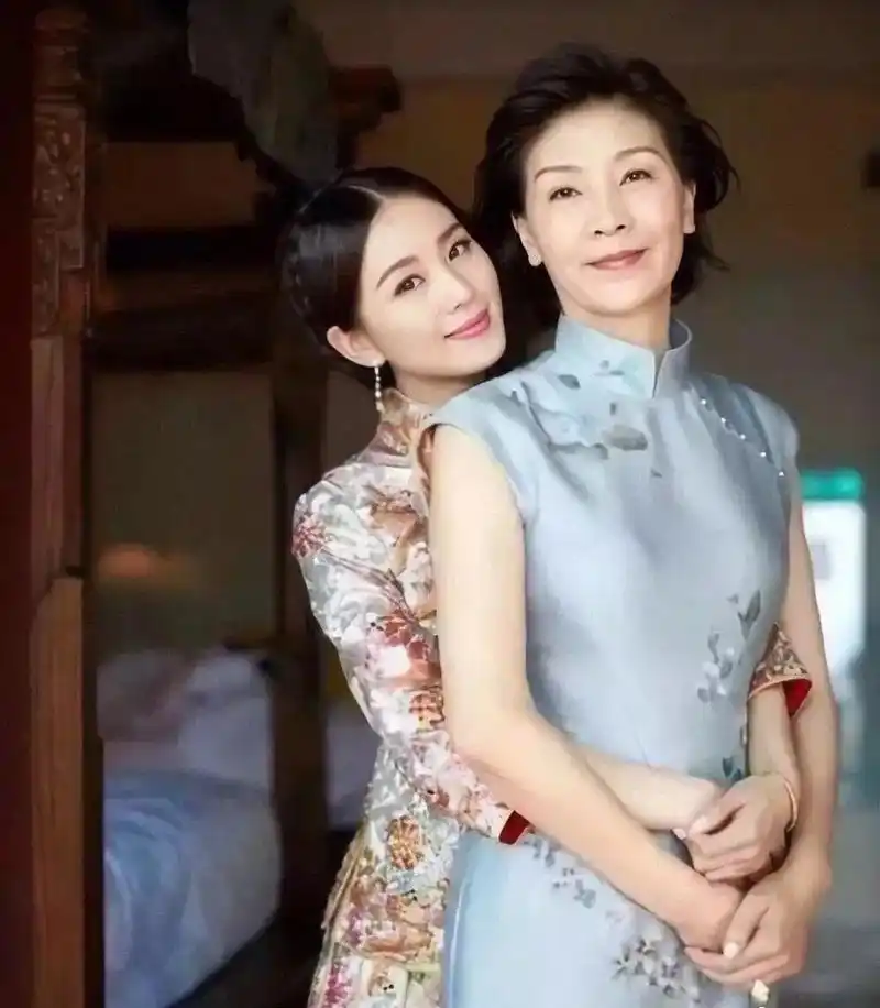 明星婚礼上出圈的妈妈们,刘诗诗妈妈和窦骁妈妈都好美啊,岁月不败美人