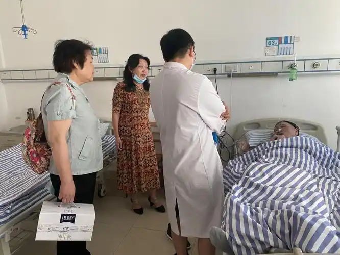 六盘水市委老干部局离退休第一党支部书记李秀英看望慰问生病住院离休