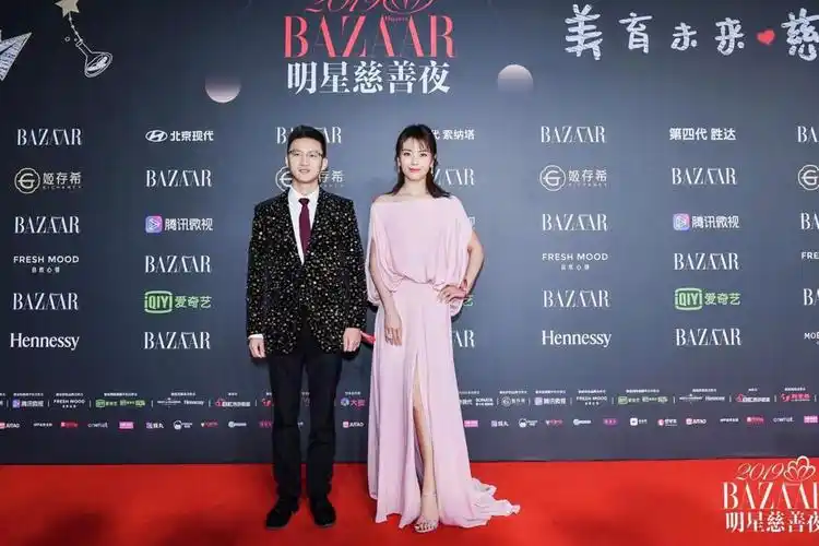 2019芭莎明星慈善夜星光璀璨 姬存希携手刘涛献力公益_爱心