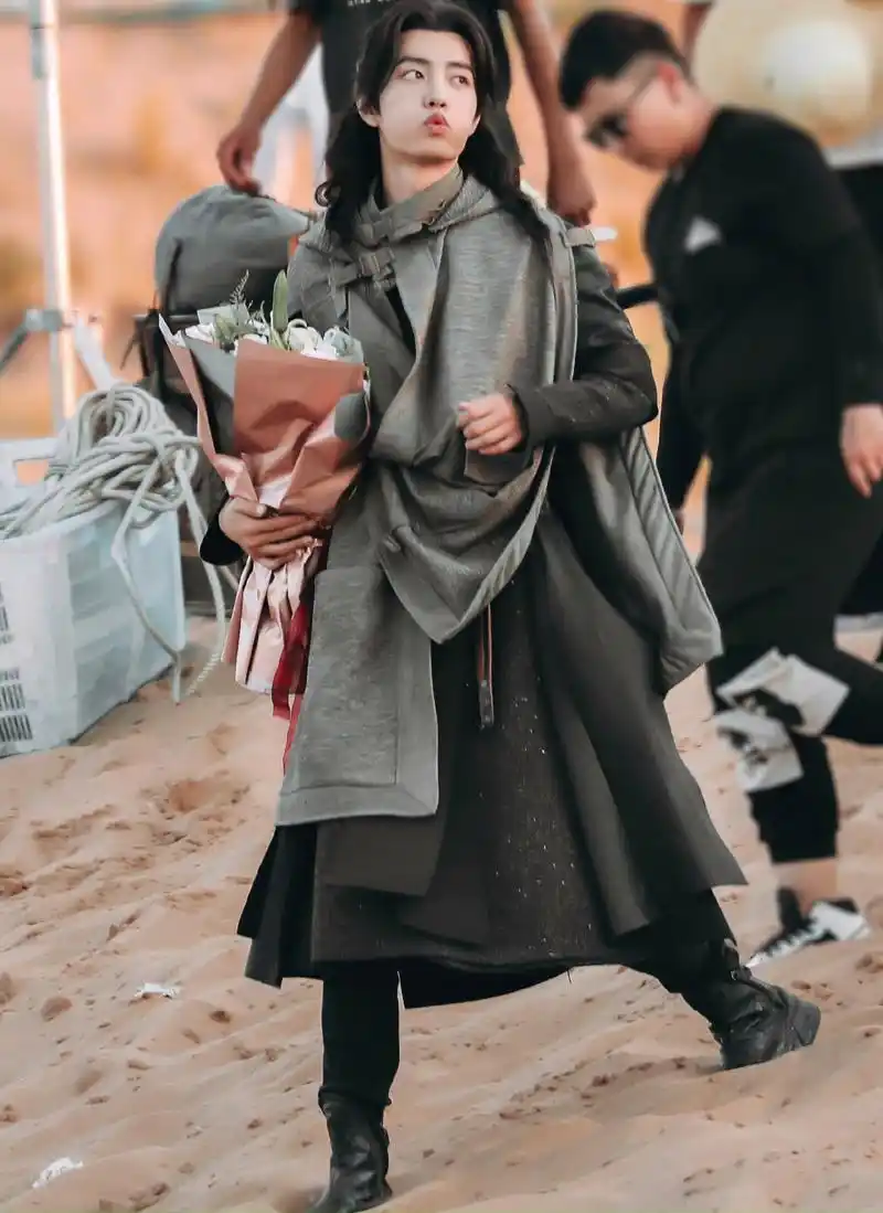 肖战古装捧花图片:美好如你