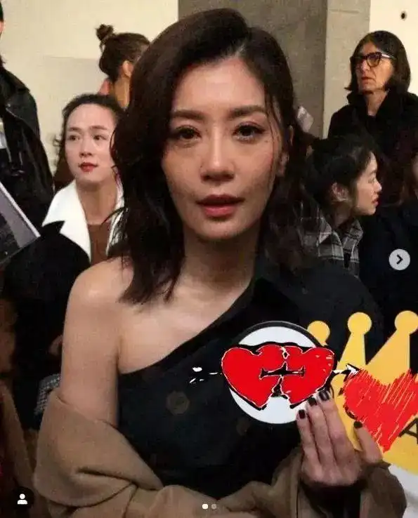 贾静雯近照曝光活动生图神态憔悴皮肤状态显真实年龄