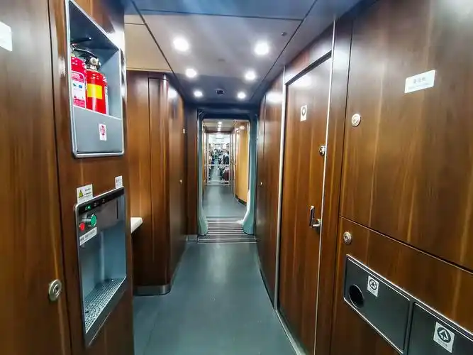 新型"复兴号"动车组内部.