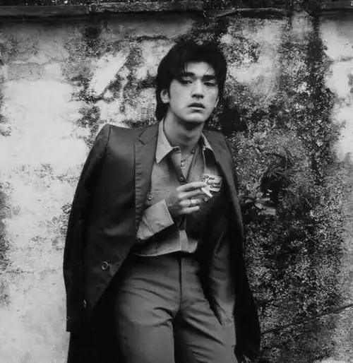 王家卫说过:"张国荣的眼睛里有故事,梁朝伟的眼睛里是黑洞,金城武的