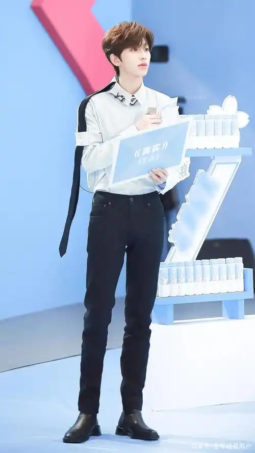 我们来看以上图片,此图就是vogue杂志公布的蔡徐坤的身高体重,可以