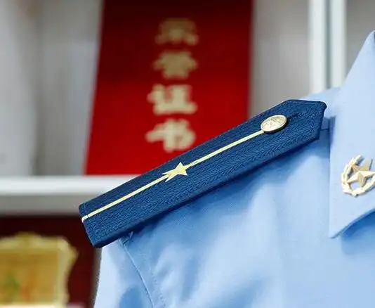 对于一位初出茅庐的少尉军官来说,晋升至中尉不仅仅意味着肩章上星星