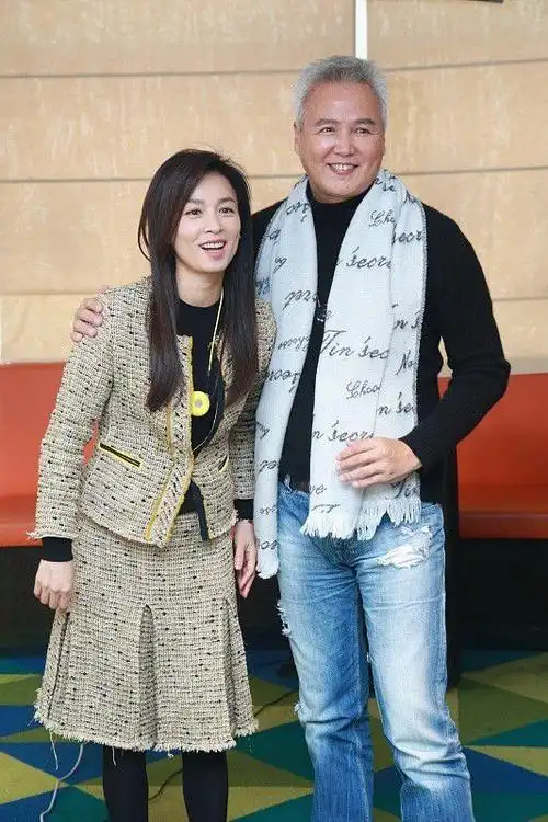 张庭与老公合照好似父女穿得小香风套装挺普通但气质挺好