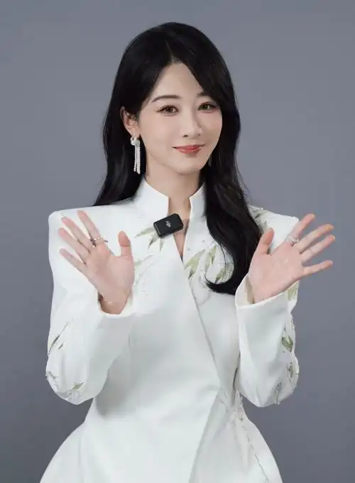 杨紫出席品牌活动,白色中式套装造型出镜,气场全开,也太美了吧!