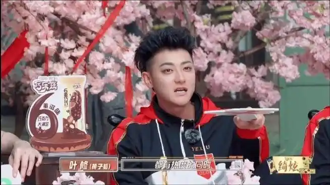 在年轻演员要不要翻拍经典作品时,黄子韬说"当然接,我拍戏不是给观众