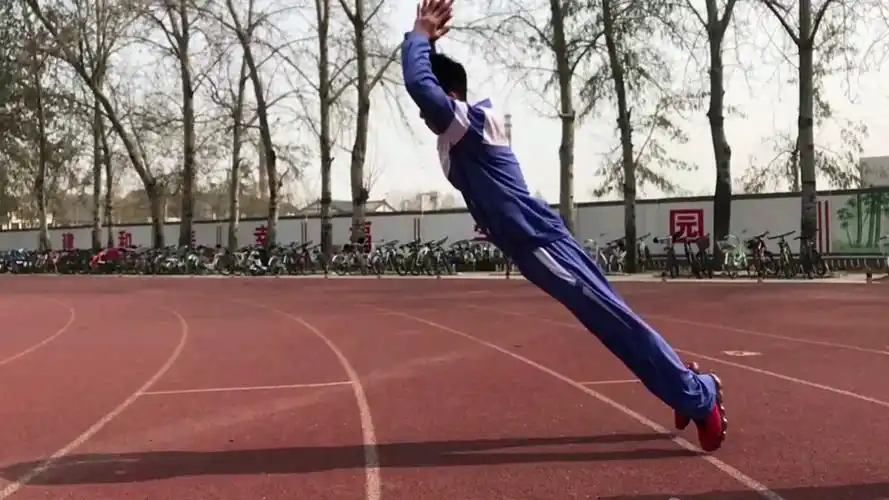 体育中考之立定跳远满分动作演示,初一学生演示
