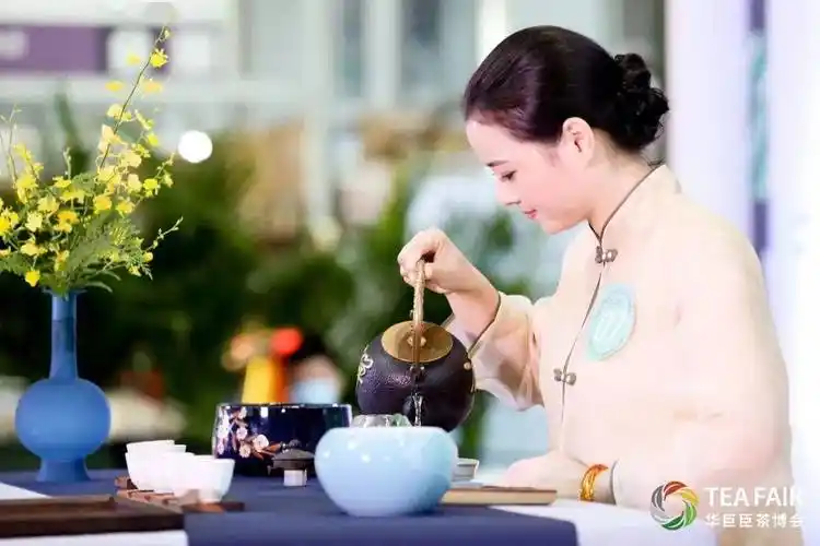 低调的人如喝茶一般,水是沸的,心是静的_世界_什么_喧嚣