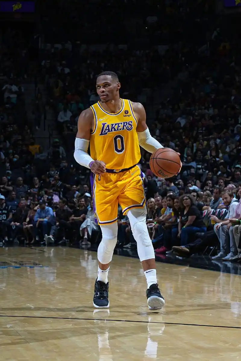 p>拉塞尔·威斯布鲁克(russell westbrook),1988年11月12日出生于 a