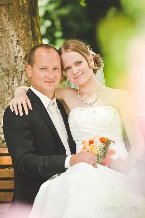 在自己的婚礼上新郎和新娘