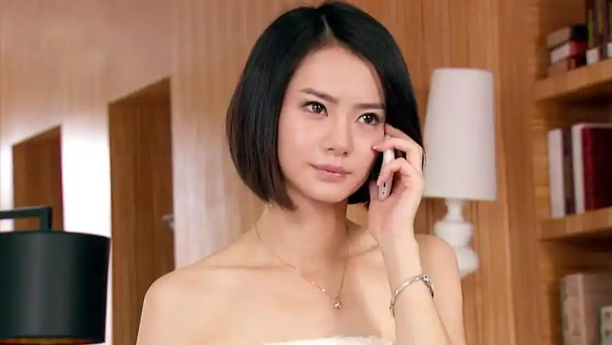 这部剧让戚薇一炮而红,同年,她还参演了都市情感剧《爱情睡醒了》,剧