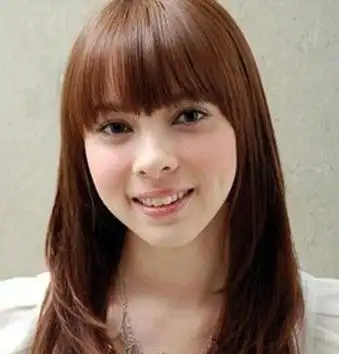 女生浅金的咖啡色头发图片