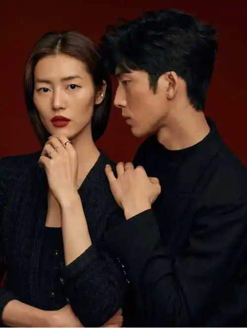 但谁能想到:现实生活中,万年不传一次绯闻的刘雯,竟然真的和广告片中