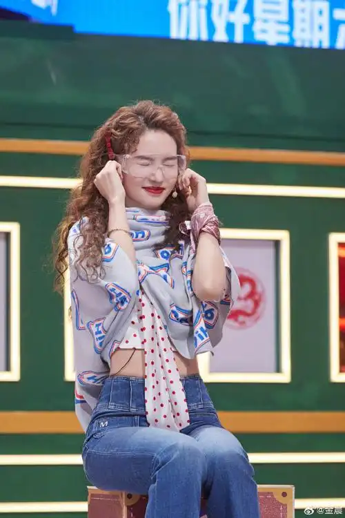 金晨红色蝴蝶结发卡##金晨卷发##金晨卷发红唇妆