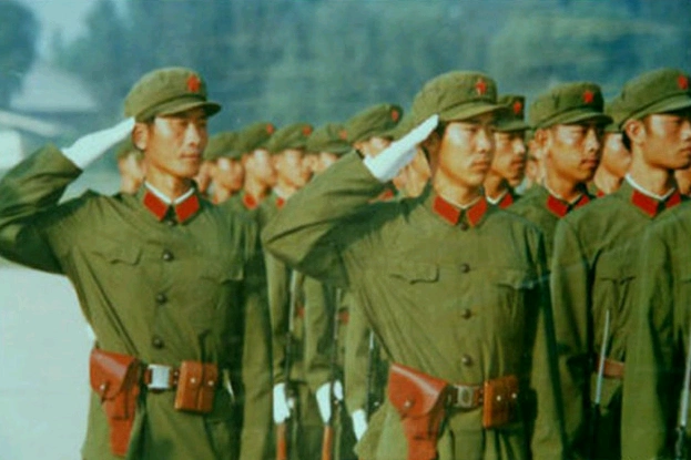 经过70年仍然保留的传统越南军队为何在使用红领章