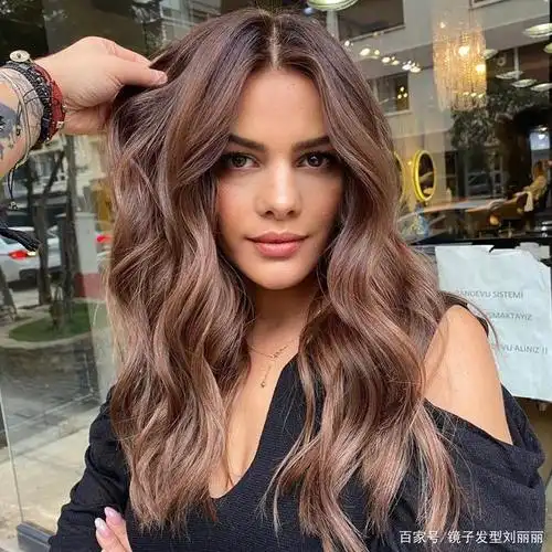 欧美风中分大波浪发型显得很大气,立体时尚很有明星范,适合五官较硬朗