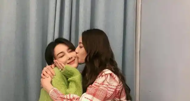 张馨予迪丽热巴罕见同框,两大美女贴脸卖萌,同款高颜值超养眼