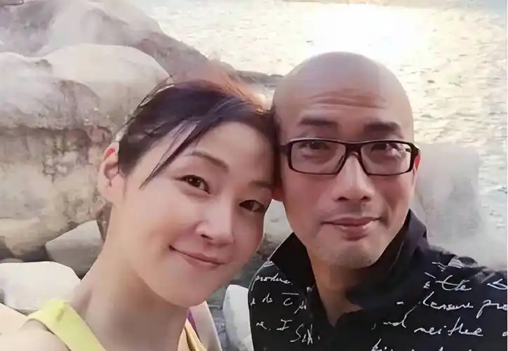 52岁万绮雯近照超美,穿超短裤秀长腿,结婚22年没生娃依旧幸福_照片