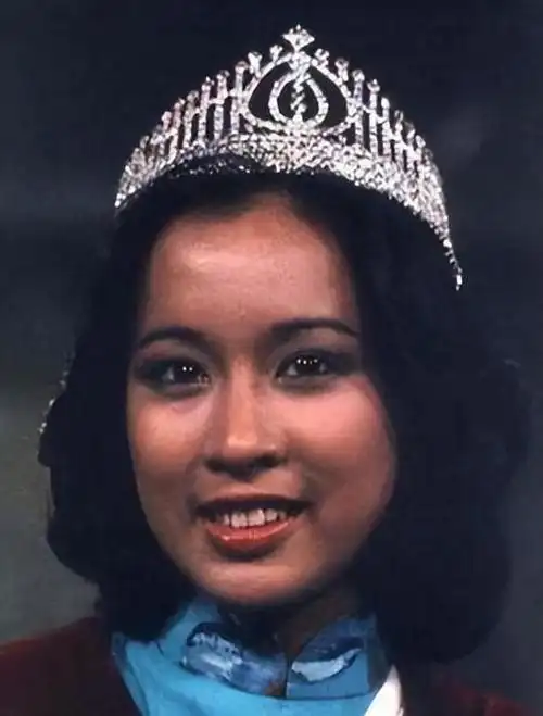 香港小姐朱玲玲与霍震霆的爱情故事掀起轩然大波.