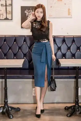 齐膝短裙怎么搭?一件修身上衣搭配,展示出苗条身材