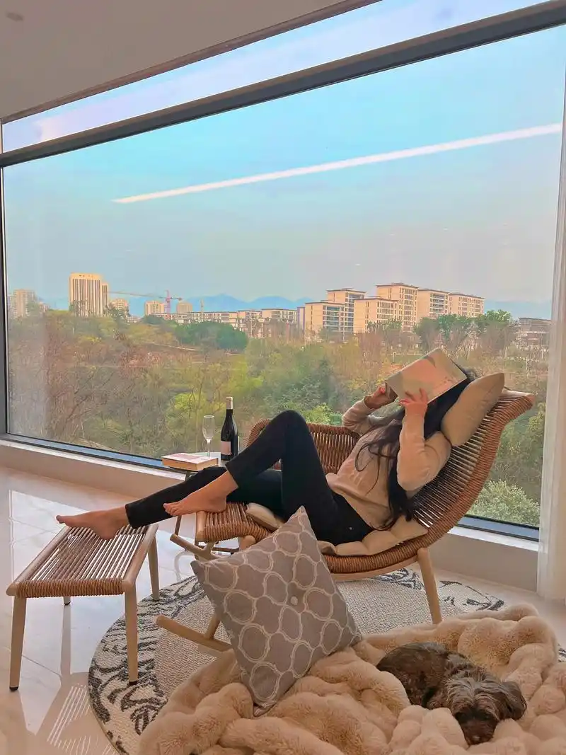 檀花摇椅.周末就想这样躺在摇椅上,看看书,晒着午后的阳光睡个 - 抖音