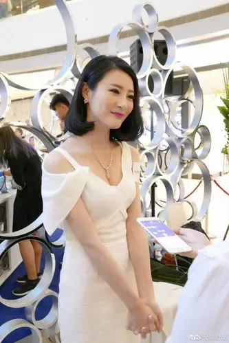 分享薇薇礼服美图～ 薇薇就是如此的高贵大方,气质迷人@林夏薇