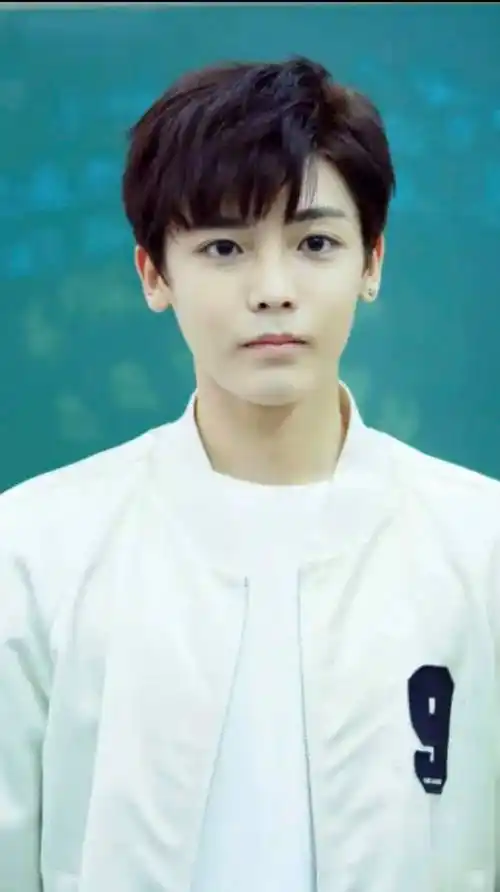 侯明昊从小在部队大院长大,学习手风琴长达八年,多次获得北京市一等奖