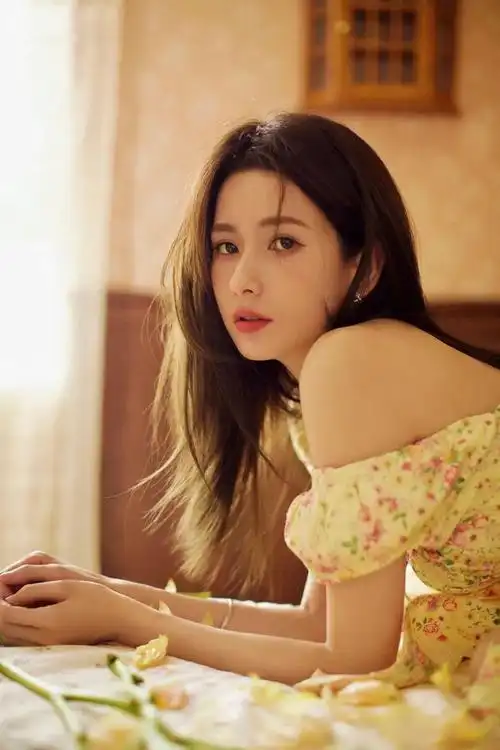 王秋紫她是向佐的前女友从模特一路逆袭成为新一代网剧小花