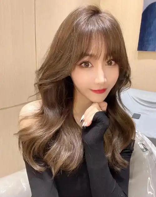 颜色,黄皮素颜染蜜茶色也能衬托得肌肤比以前更加白皙,而光滑的头发