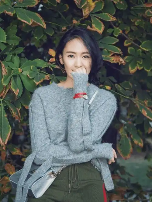 随后,两人的关系开始变得紧张,甚至张默偶尔对童瑶动手.