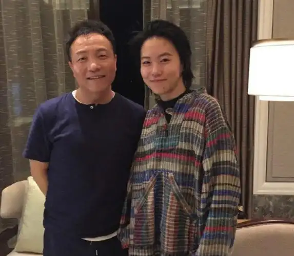 并圈出了圈内好友,也是她妈的御用键盘手王文颖