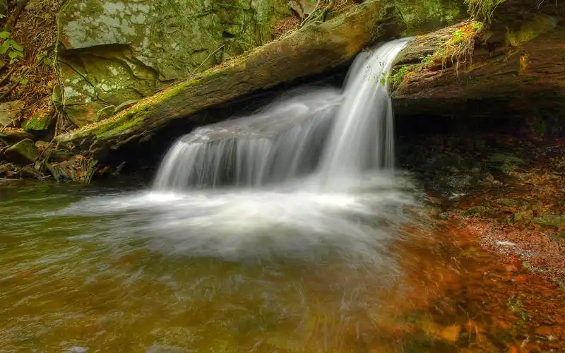 秋天大自然风景山中小溪高清电脑壁纸