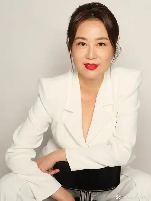 巧珍吴玉芳晒最新近照虽已58岁却依然典雅知性女人味十足