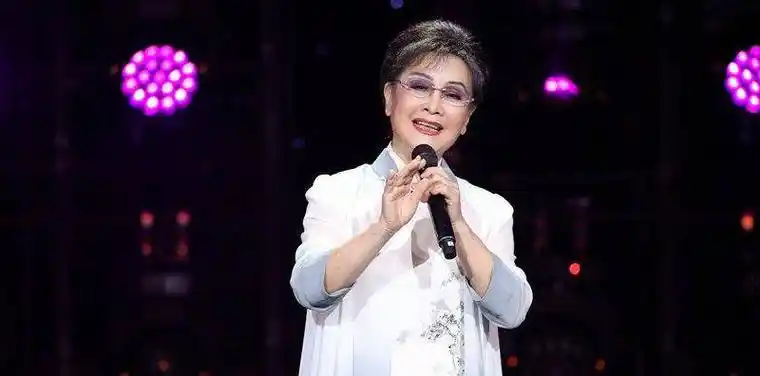 李谷一白发根根分明,终于肯直面衰老不装嫩了,这样看着多舒服啊_年纪